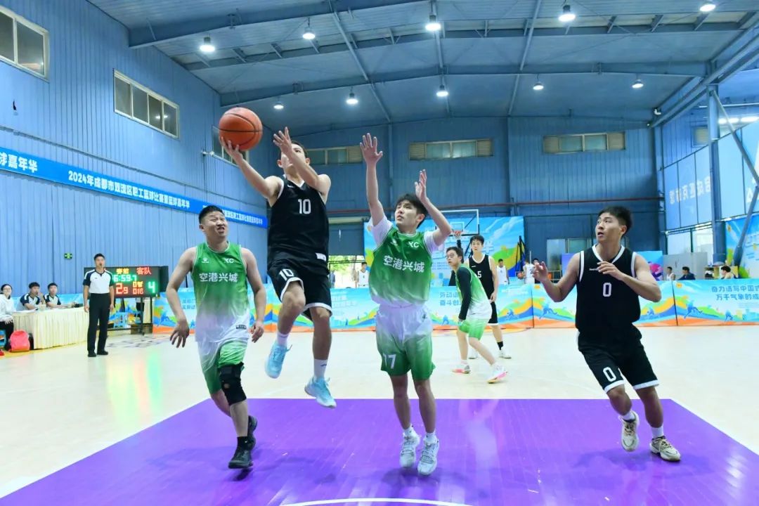 挥洒汗水！球队全力以赴期待辉煌所向的简单介绍